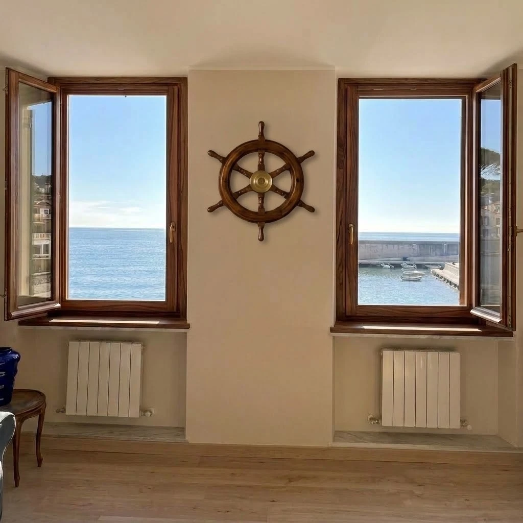 Finestre in legno di pregio realizzate su misura per un palazzo a Genova Nervi dentro il porticciolo tra Quarto e Quinto Liguria